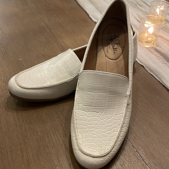 Shoes - Picture 3 of 7